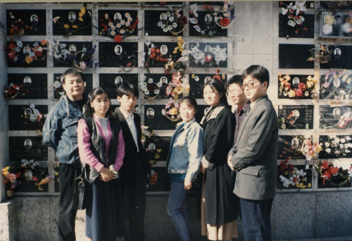 孟昭晋带kaiyun开云·体育-kaiyun开云(中国),学生拜谒王重民墓